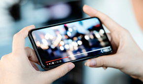 スマホで動画を見ている