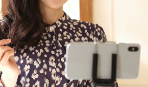 スマホを見ている女性